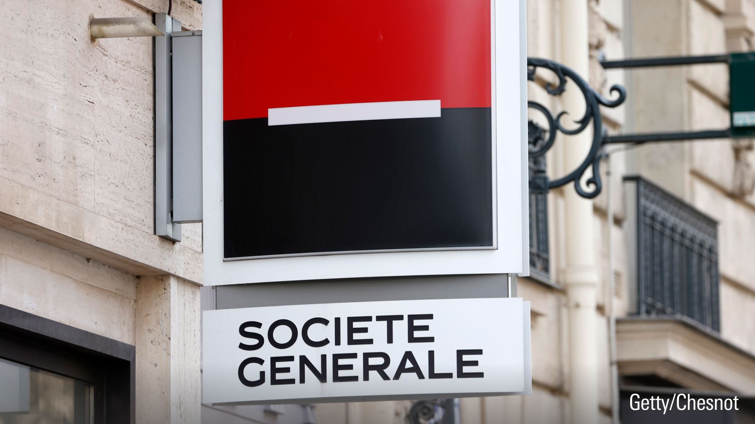 Het logo van de Franse bank Société Générale is te zien op de gevel van een filiaal.