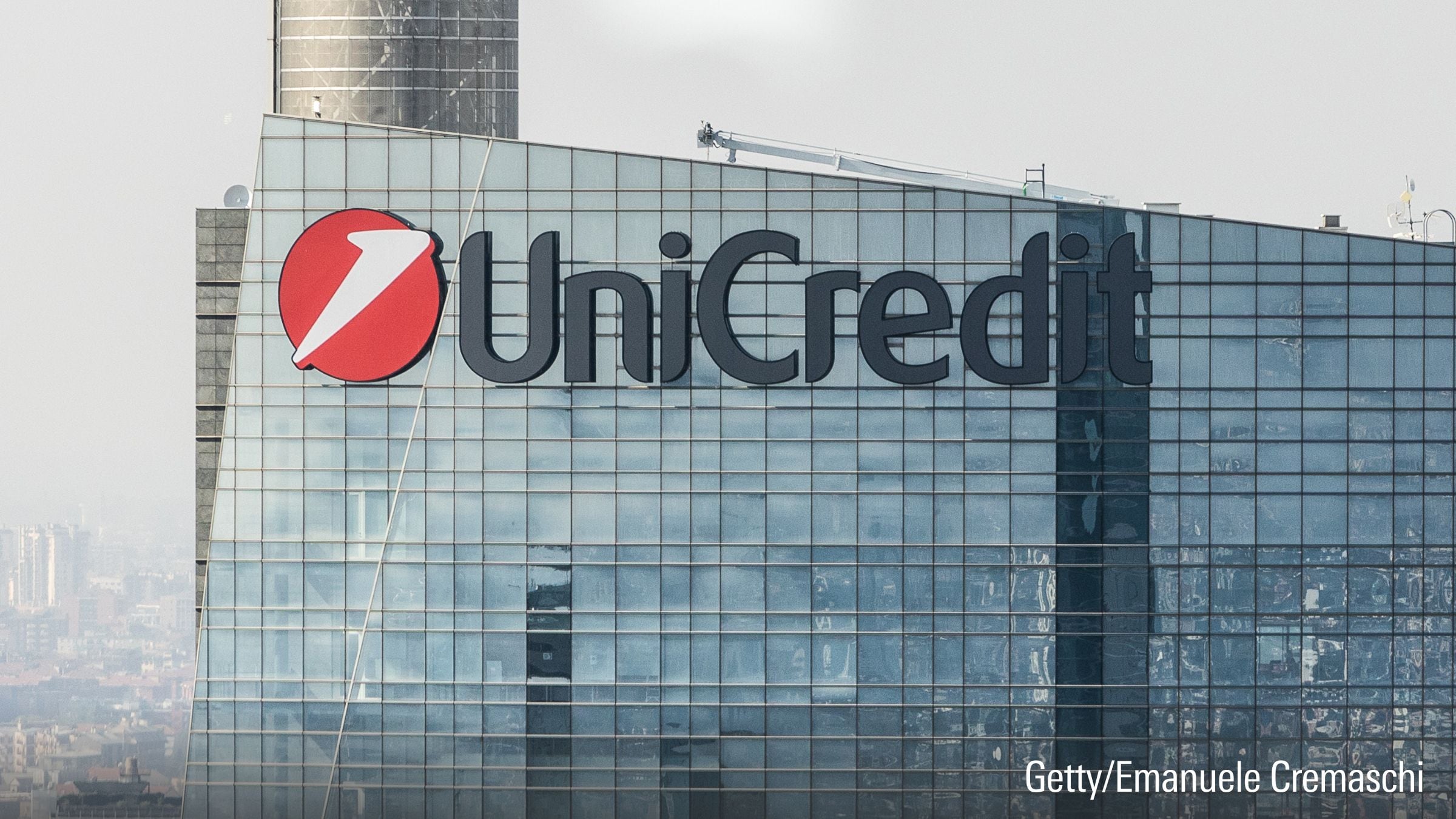 Das Logo der internationalen italienischen Bankengruppe UniCredit prangt an der Fassade der Konzernzentrale.
