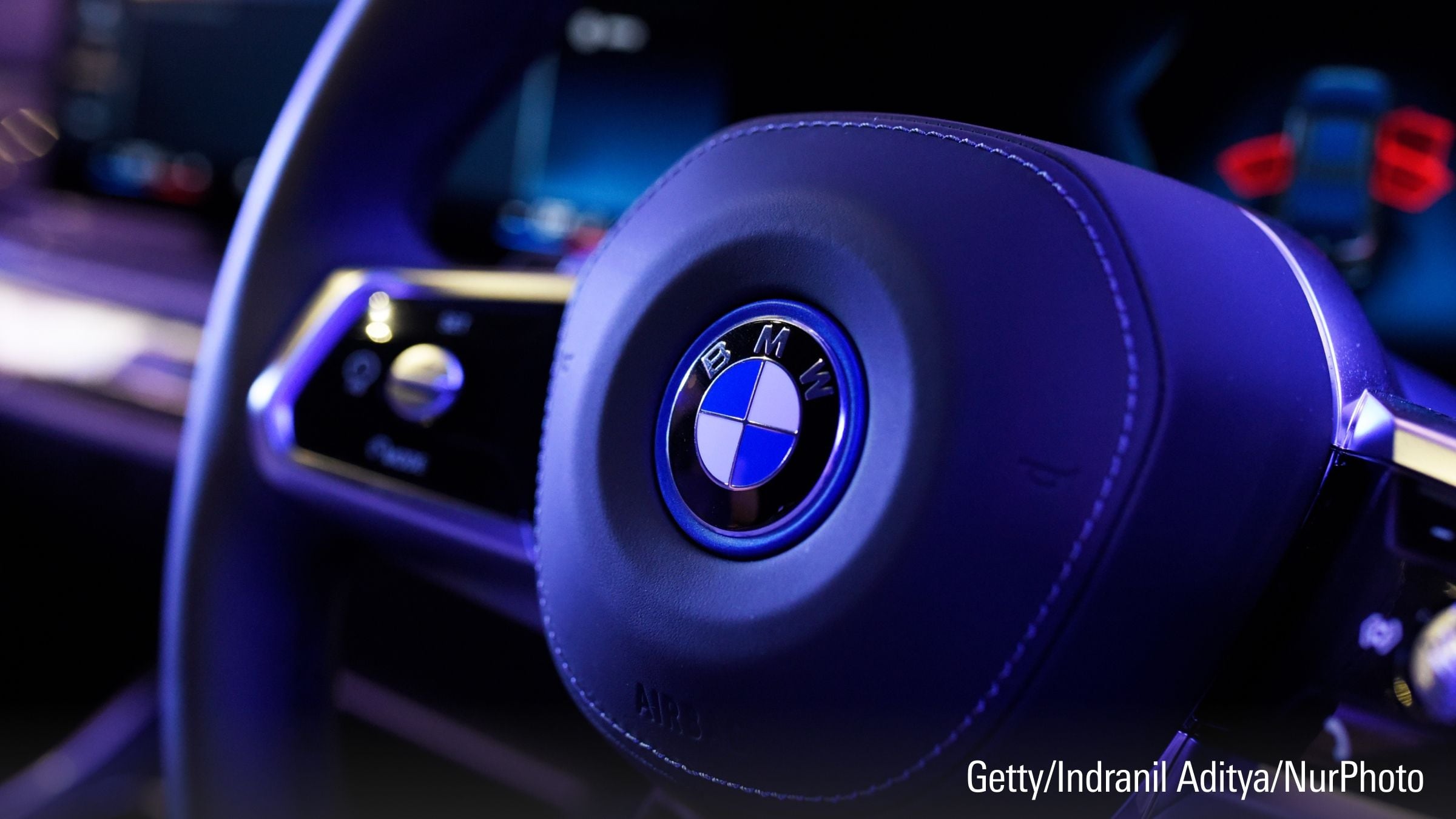 Een BMW logo van de BMW i7 elektrische auto.