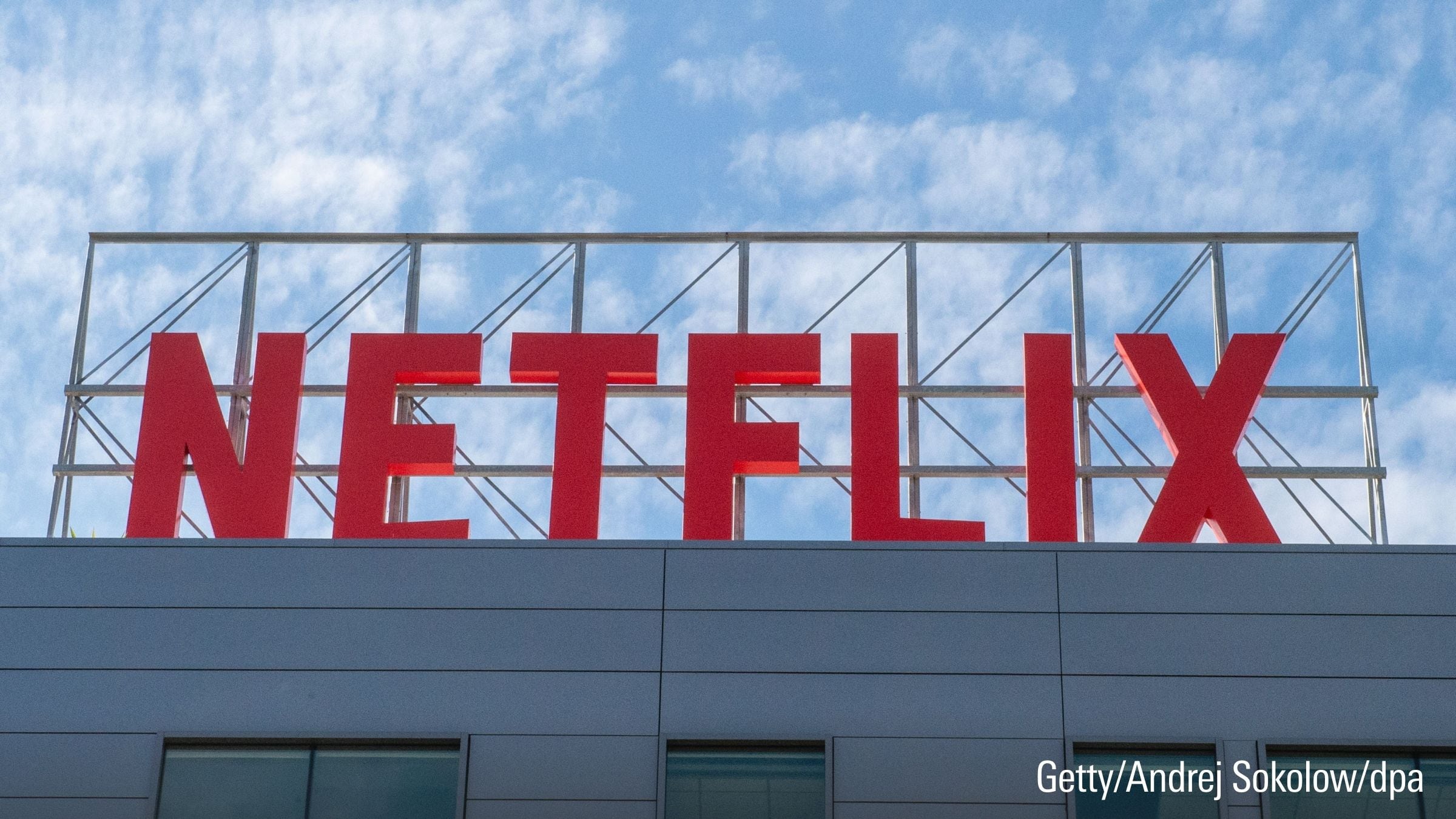 Het Netflix-logo is te zien op een gebouw van de videostreamingprovider.
