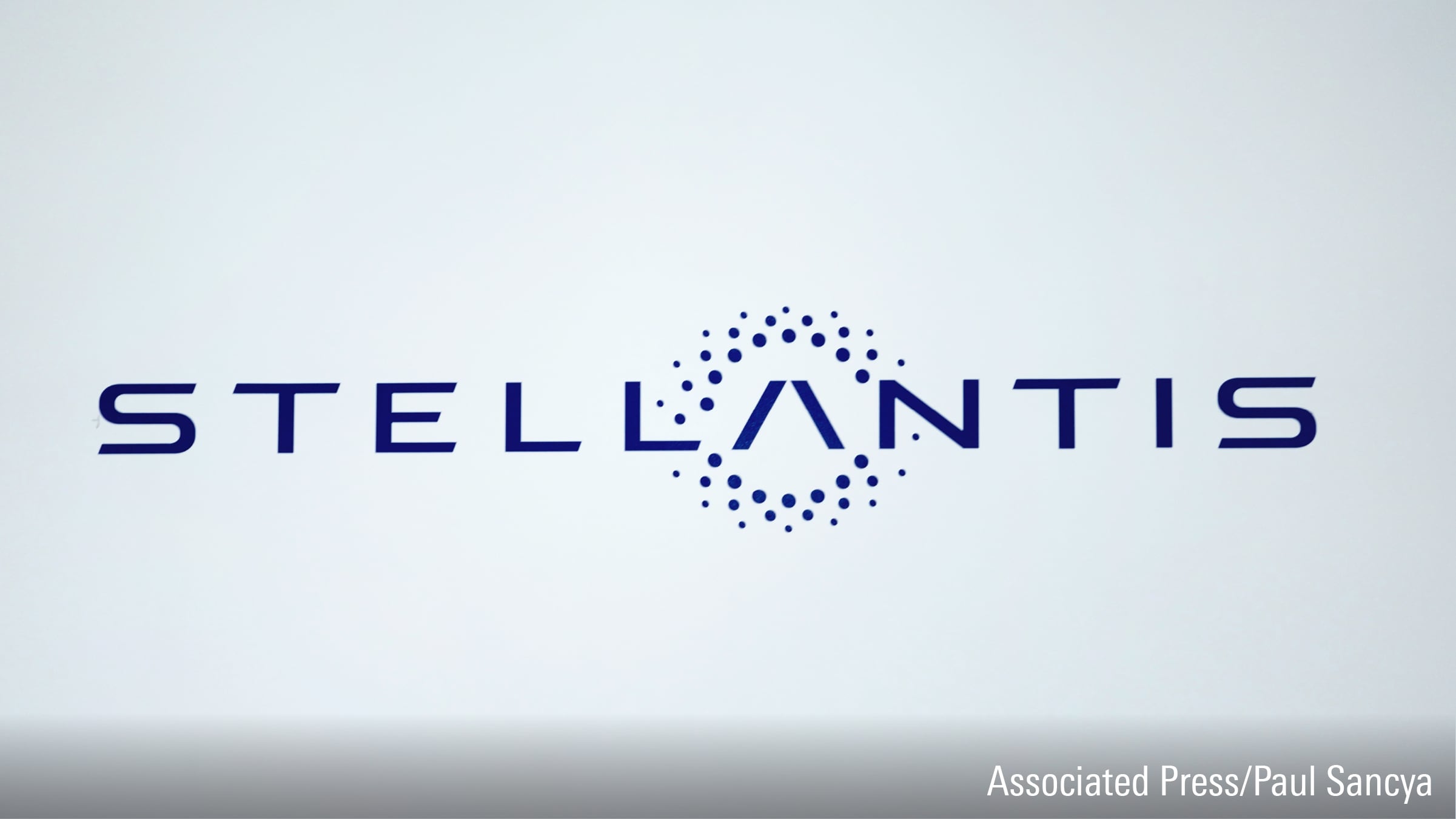 Het Stellantis-logo wordt getoond op de North American International Auto Show.