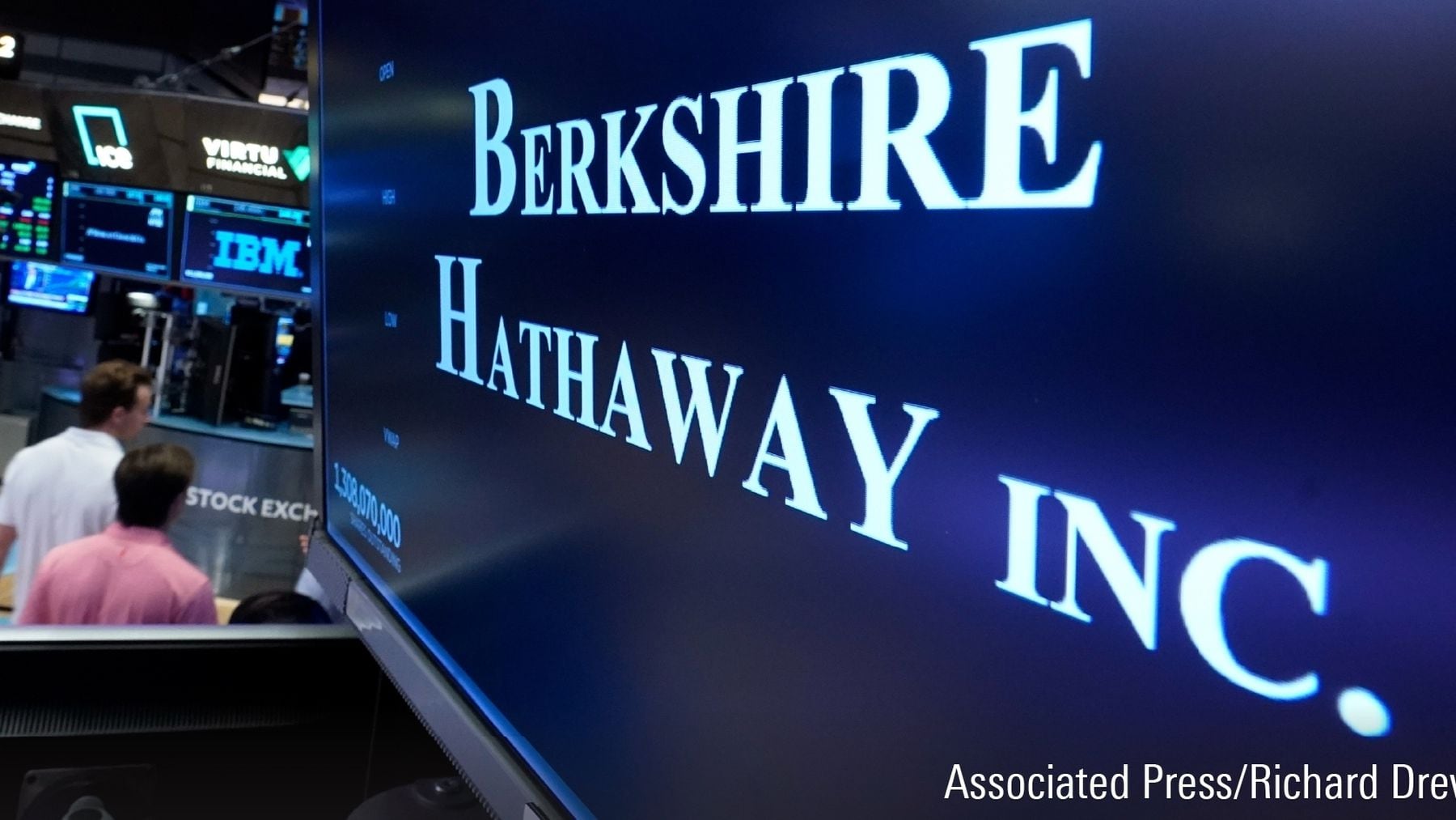 Logotypen voor Berkshire Hathaway Inc. visas vid en handelspost på golvet på New York Stock Exchange, 30 augusti 2023.