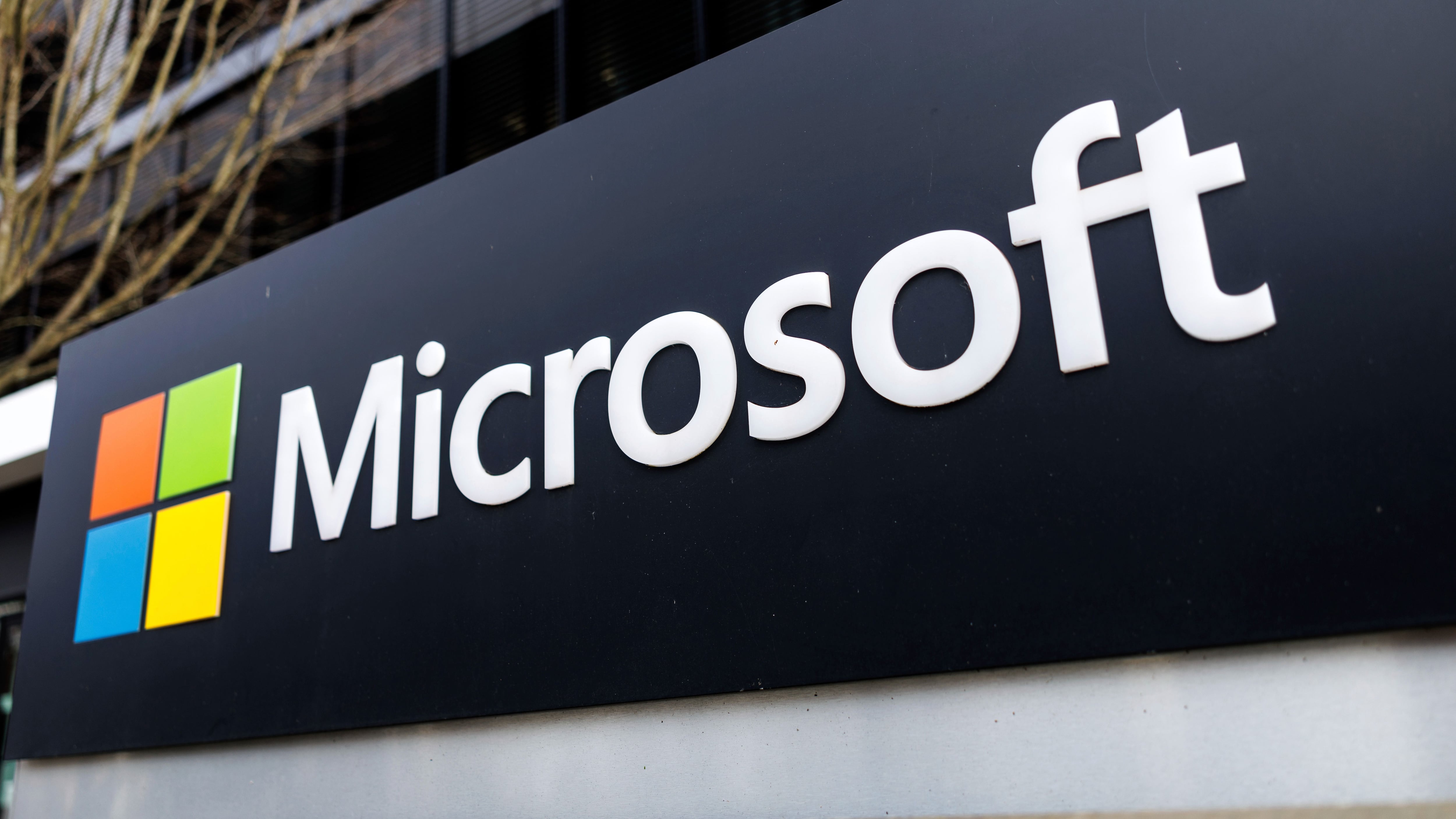 7 januari 2025, Beieren, München: Het Microsoft-logo en de belettering zijn te zien op het hoofdkantoor van Microsoft Deutschland GmbH in Parkstadt Schwabing in München (Beieren) op 27 januari 2025. Microsoft Corporation is 's werelds grootste softwarefabrikant en een van de grootste bedrijven ter wereld.
