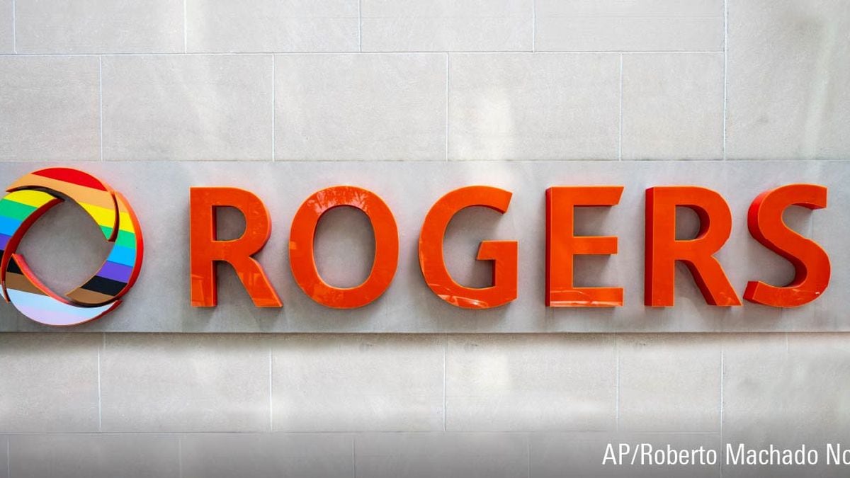 Logo de la société de télécommunications Rogers aux couleurs de l'arc-en-ciel affiché sur un bâtiment pendant le Mois de la fierté.